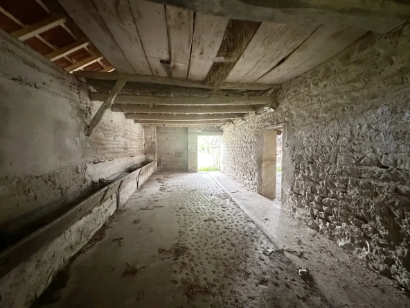 Ancien corps de ferme à rénover avec dépendances et grand terrain à Bourg-le-Comte 