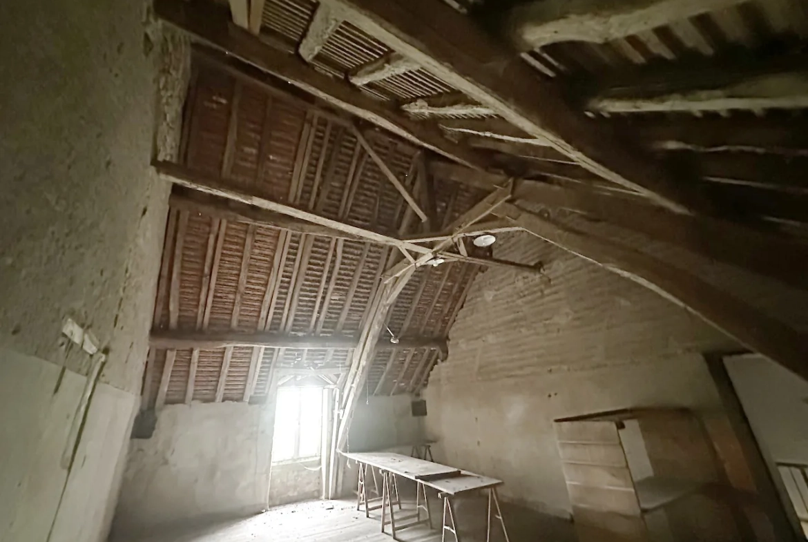 Ancien corps de ferme à rénover avec dépendances et grand terrain à Bourg-le-Comte 