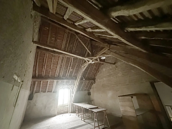 Ancien corps de ferme à rénover avec dépendances et grand terrain à Bourg-le-Comte 
