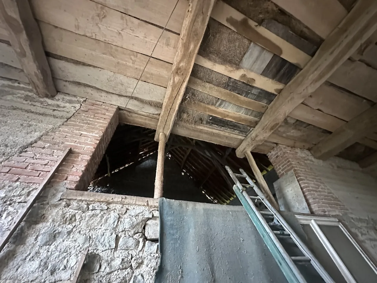 Ancien corps de ferme à rénover avec dépendances et grand terrain à Bourg-le-Comte 