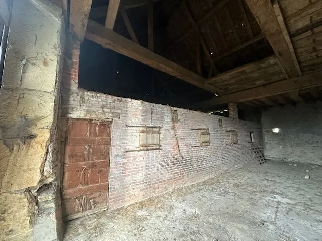 Ancien corps de ferme à rénover avec terrain à Chambilly dans la région Bourgogne-Franche-Comté 
