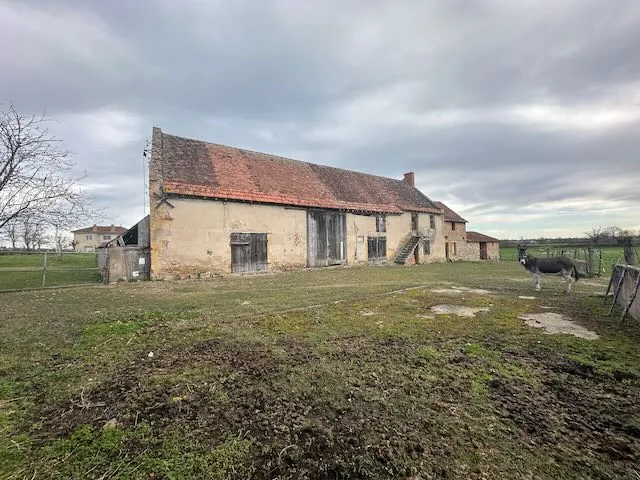 Ancien corps de ferme à rénover avec terrain à Chambilly dans la région Bourgogne-Franche-Comté 