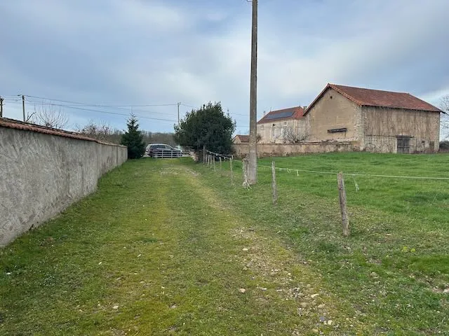 Ancien corps de ferme à rénover avec terrain à Chambilly dans la région Bourgogne-Franche-Comté 