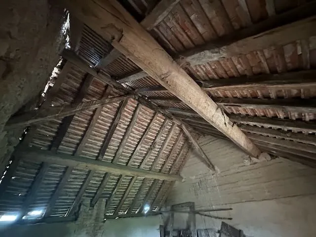 Ancien corps de ferme à rénover avec terrain à Chambilly dans la région Bourgogne-Franche-Comté 