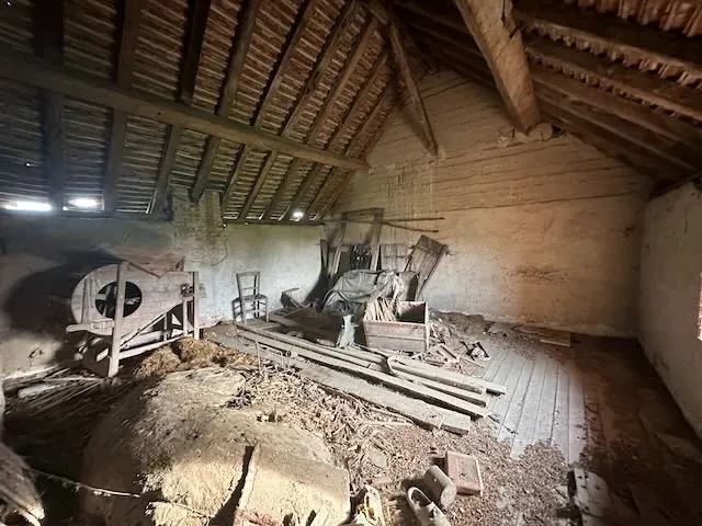 Ancien corps de ferme à rénover avec terrain à Chambilly dans la région Bourgogne-Franche-Comté 