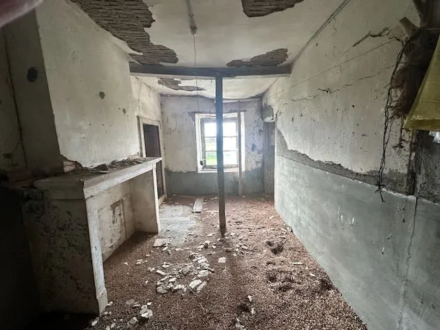 Ancien corps de ferme à rénover avec terrain à Chambilly dans la région Bourgogne-Franche-Comté 