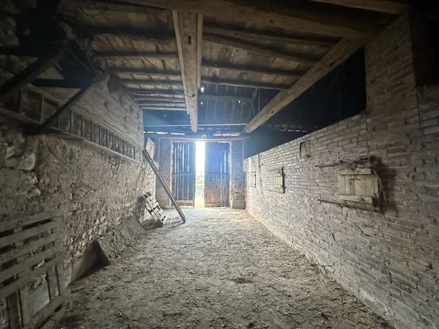 Ancien corps de ferme à rénover avec terrain à Chambilly dans la région Bourgogne-Franche-Comté 