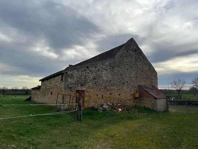 Ancien corps de ferme à rénover avec terrain à Chambilly dans la région Bourgogne-Franche-Comté 