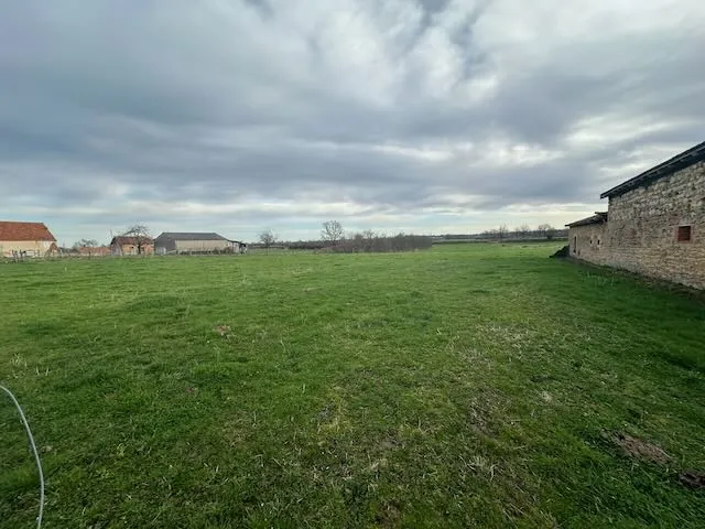 Ancien corps de ferme à rénover avec terrain à Chambilly dans la région Bourgogne-Franche-Comté 