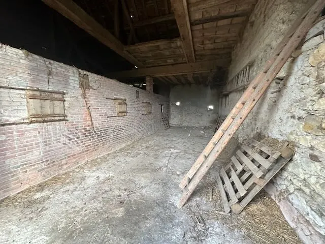 Ancien corps de ferme à rénover avec terrain à Chambilly dans la région Bourgogne-Franche-Comté 