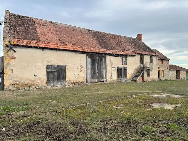 Ancien corps de ferme à rénover avec terrain à Chambilly dans la région Bourgogne-Franche-Comté 