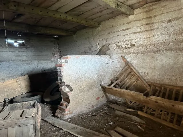 Ancien corps de ferme à rénover avec terrain à Chambilly dans la région Bourgogne-Franche-Comté 