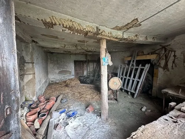 Ancien corps de ferme à rénover avec terrain à Chambilly dans la région Bourgogne-Franche-Comté 