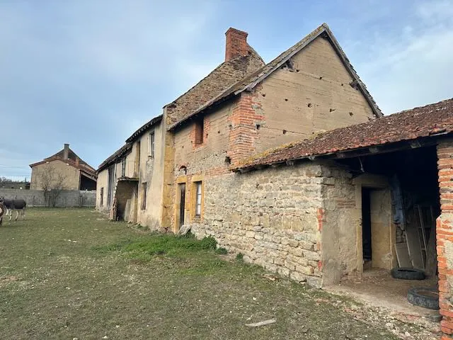 Ancien corps de ferme à rénover avec terrain à Chambilly dans la région Bourgogne-Franche-Comté 