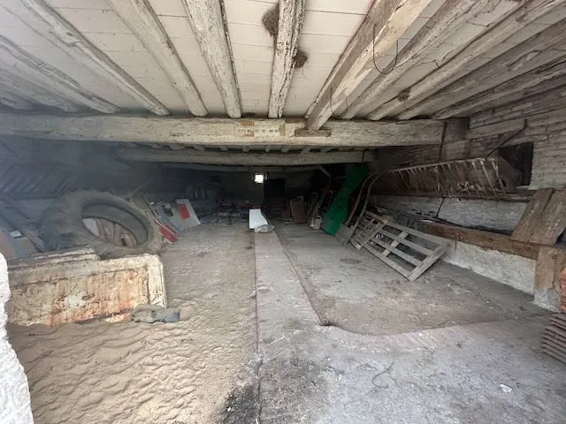 Ancien corps de ferme à rénover avec terrain à Chambilly dans la région Bourgogne-Franche-Comté 