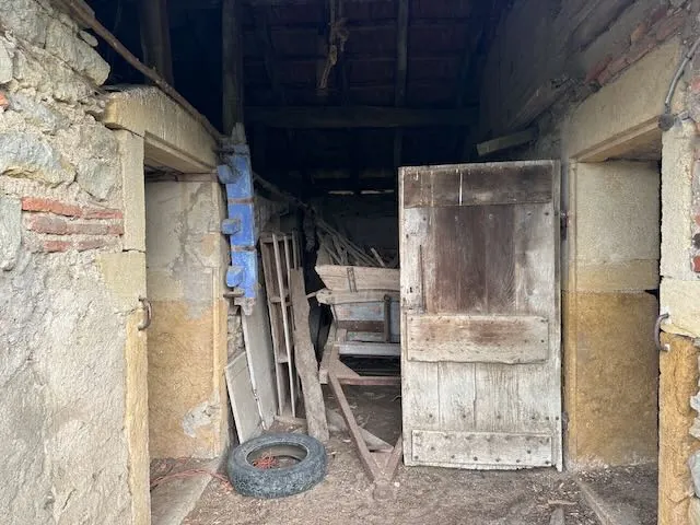 Ancien corps de ferme à rénover avec terrain à Chambilly dans la région Bourgogne-Franche-Comté 