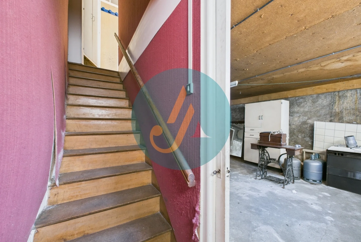 Maison de village à rénover à Donzy avec grand garage et potentiel 