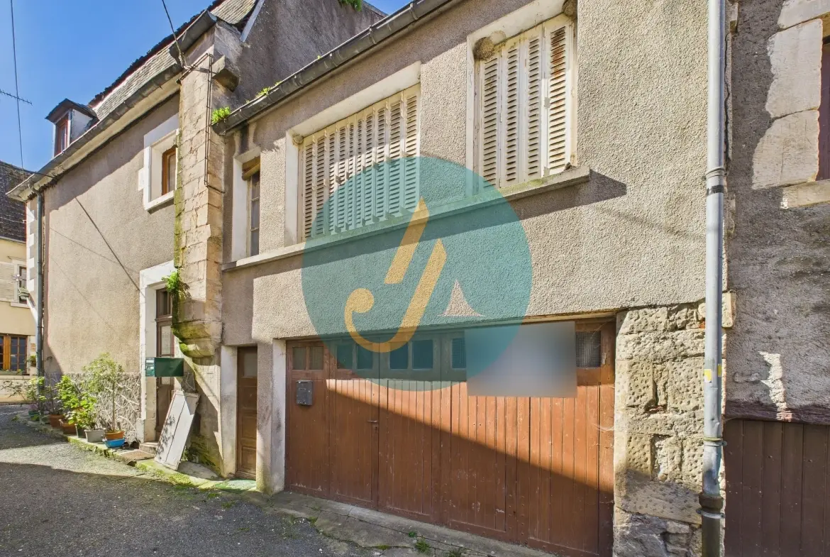 Maison de village à rénover à Donzy avec grand garage et potentiel 
