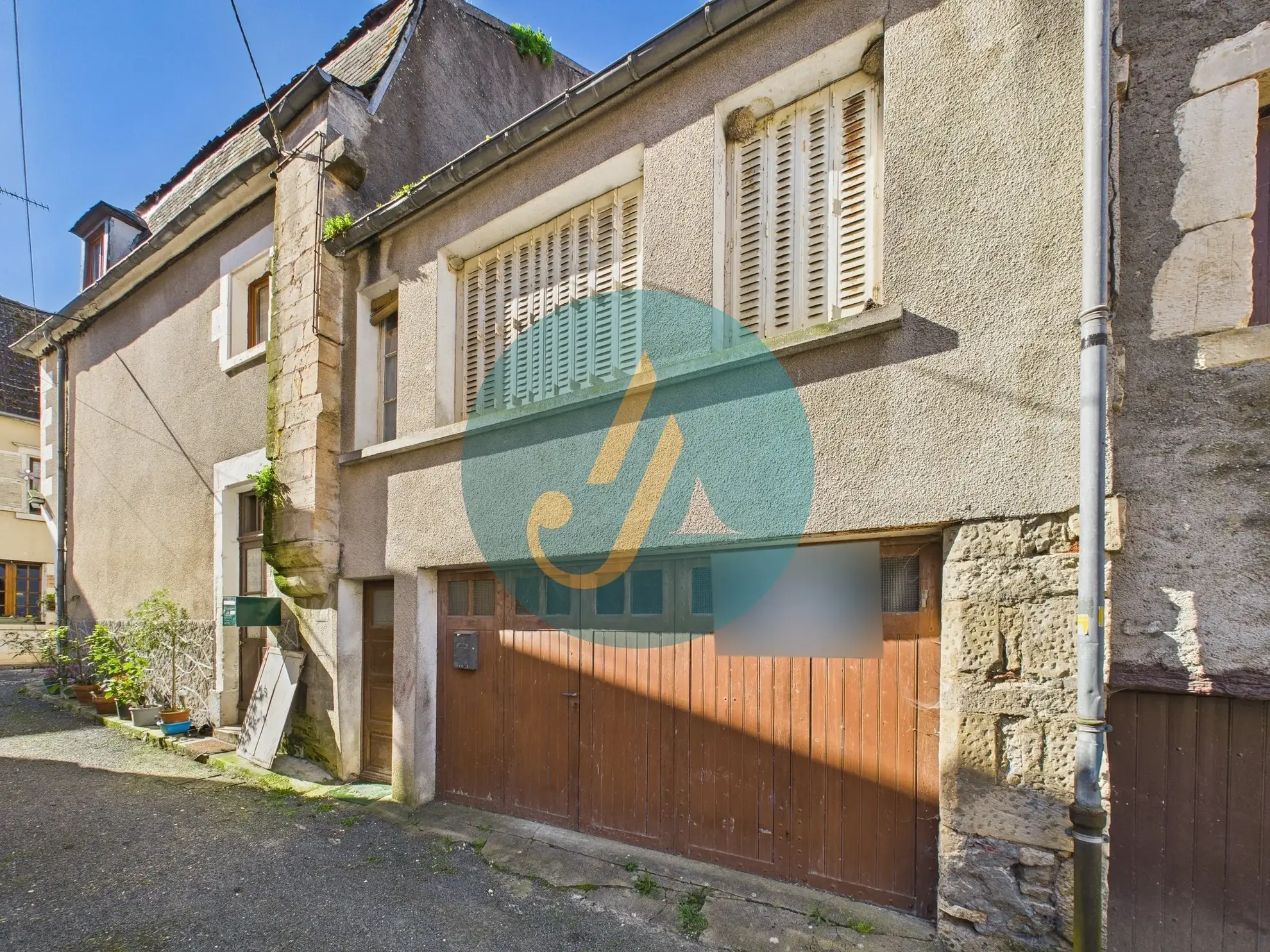 Maison de village à rénover à Donzy avec grand garage et potentiel 