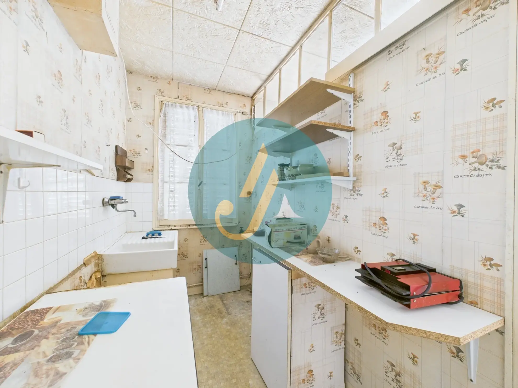 Maison de village à rénover à Donzy avec grand garage et potentiel 