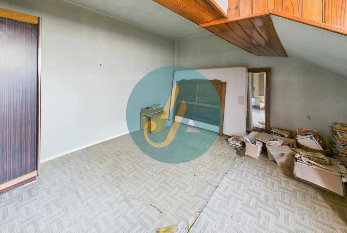 Maison de village à rénover à Donzy avec grand garage et potentiel 