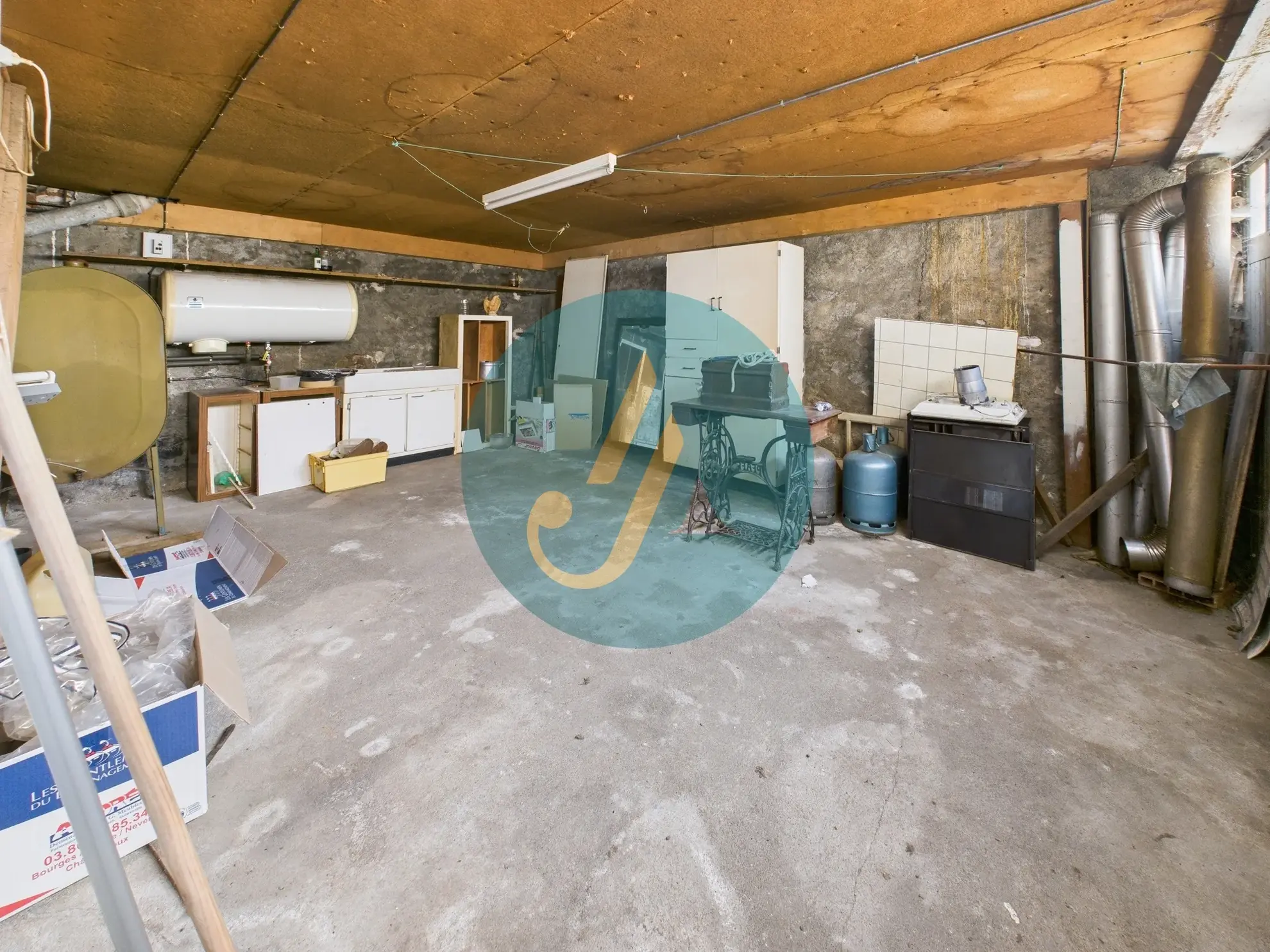 Maison de village à rénover à Donzy avec grand garage et potentiel 