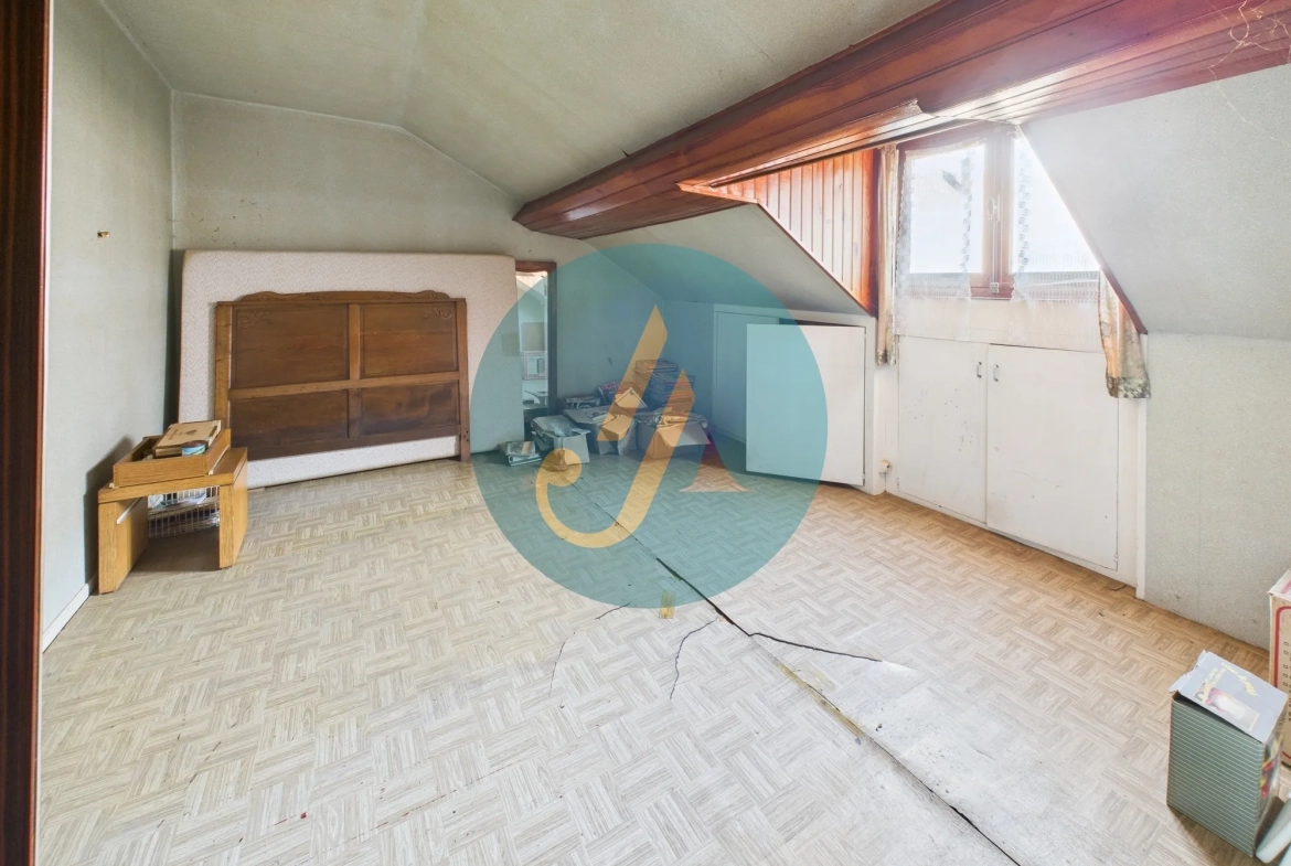 Maison de village à rénover à Donzy avec grand garage et potentiel 