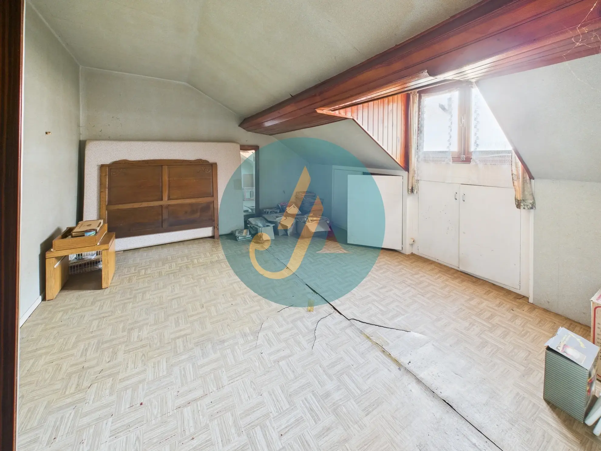 Maison de village à rénover à Donzy avec grand garage et potentiel 