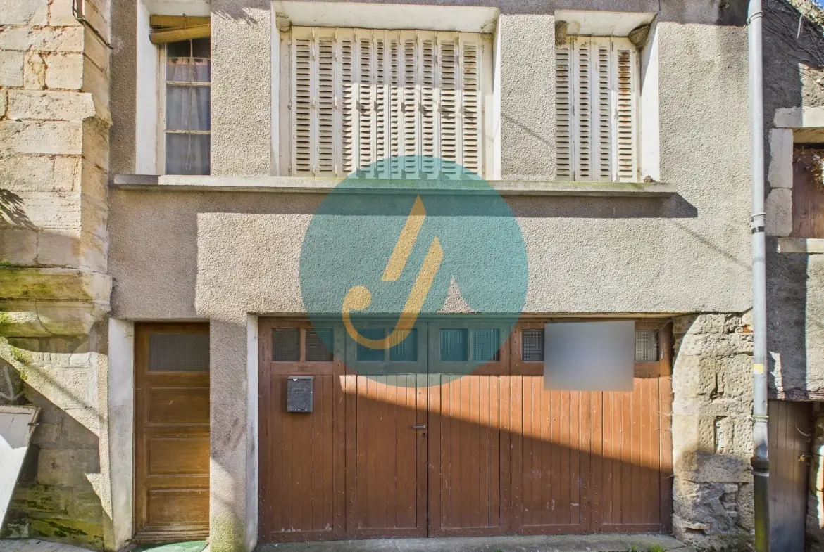 Maison de village à rénover à Donzy avec grand garage et potentiel 