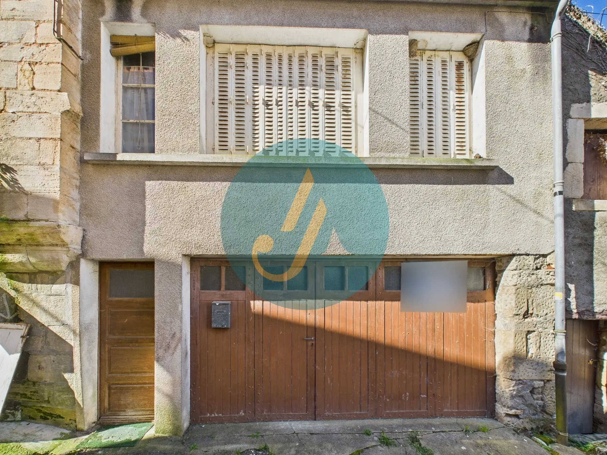 Maison de village à rénover à Donzy avec grand garage et potentiel 