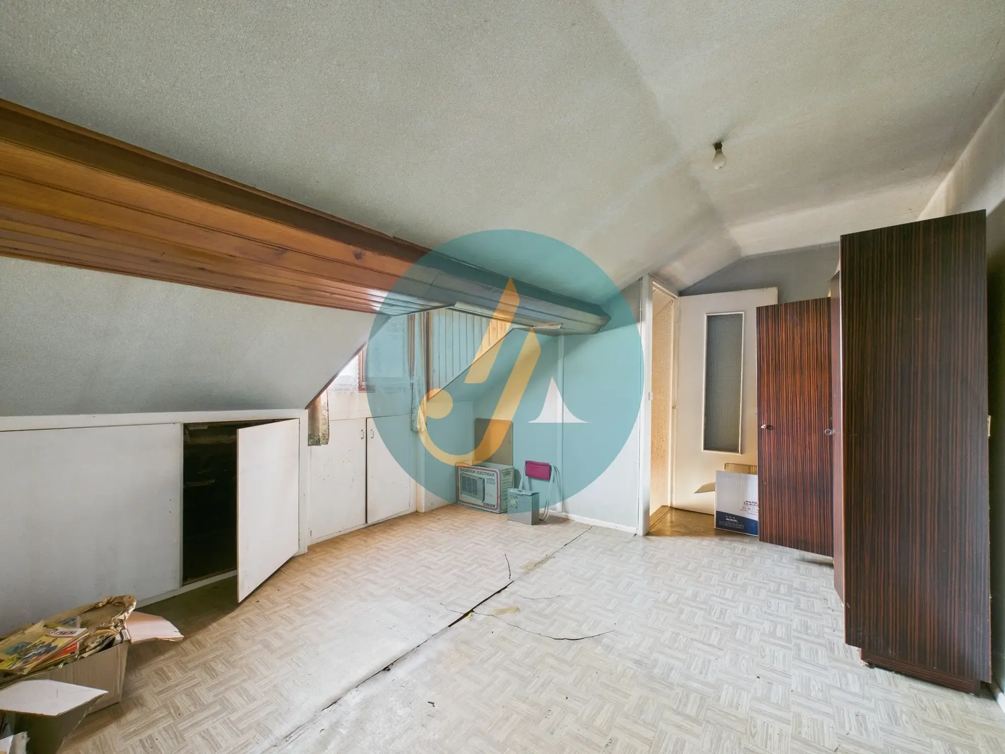 Maison de village à rénover à Donzy avec grand garage et potentiel 