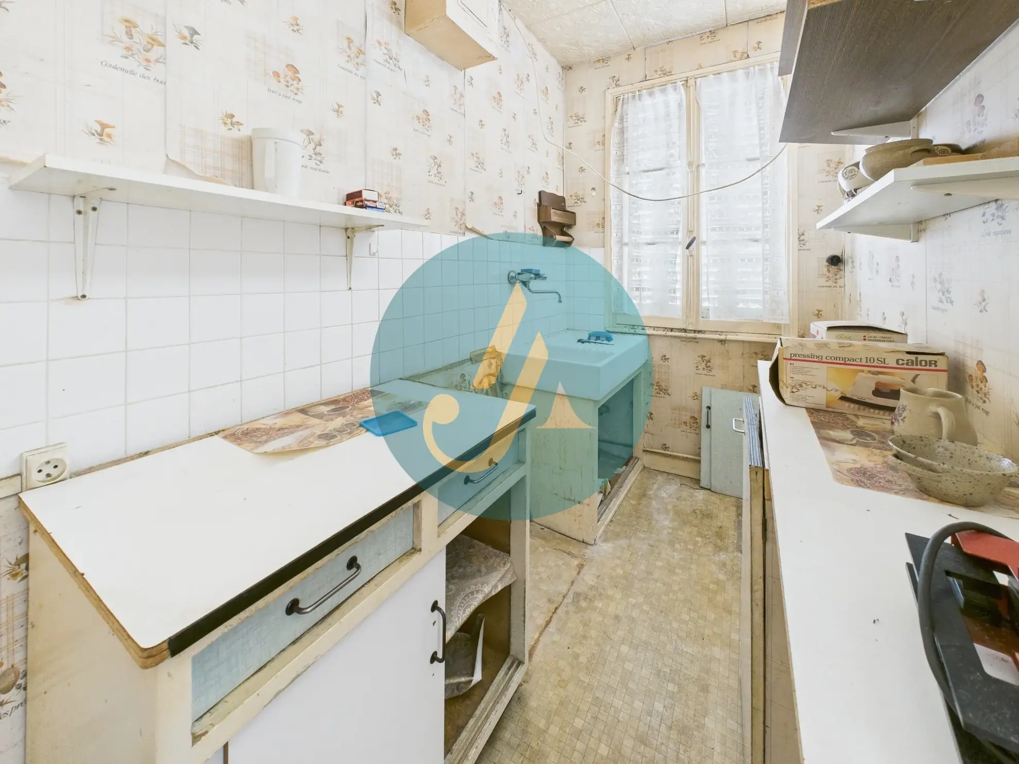 Maison de village à rénover à Donzy avec grand garage et potentiel 