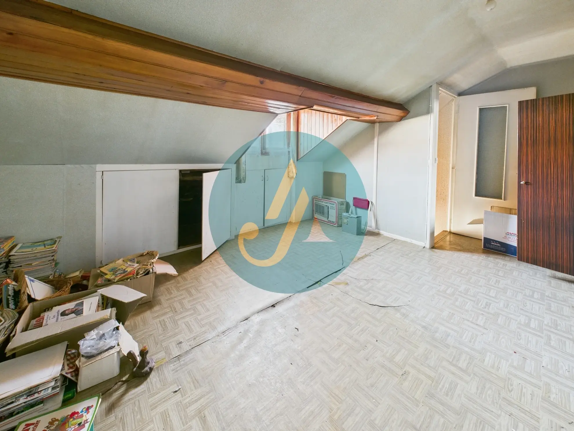 Maison de village à rénover à Donzy avec grand garage et potentiel 