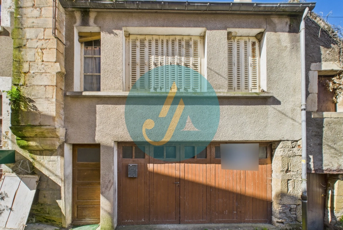 Maison de village à rénover à Donzy avec grand garage et potentiel 