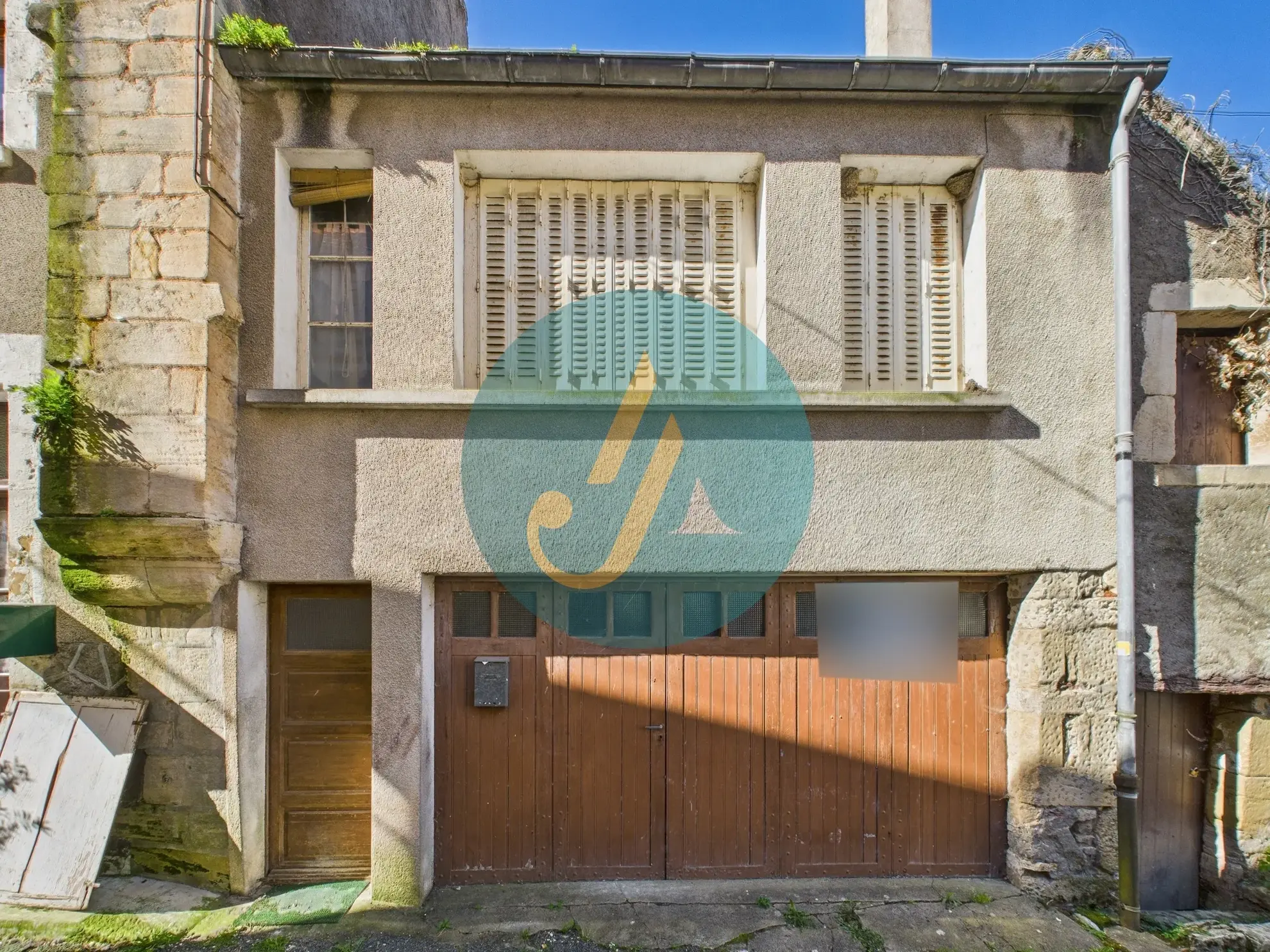 Maison de village à rénover à Donzy avec grand garage et potentiel 