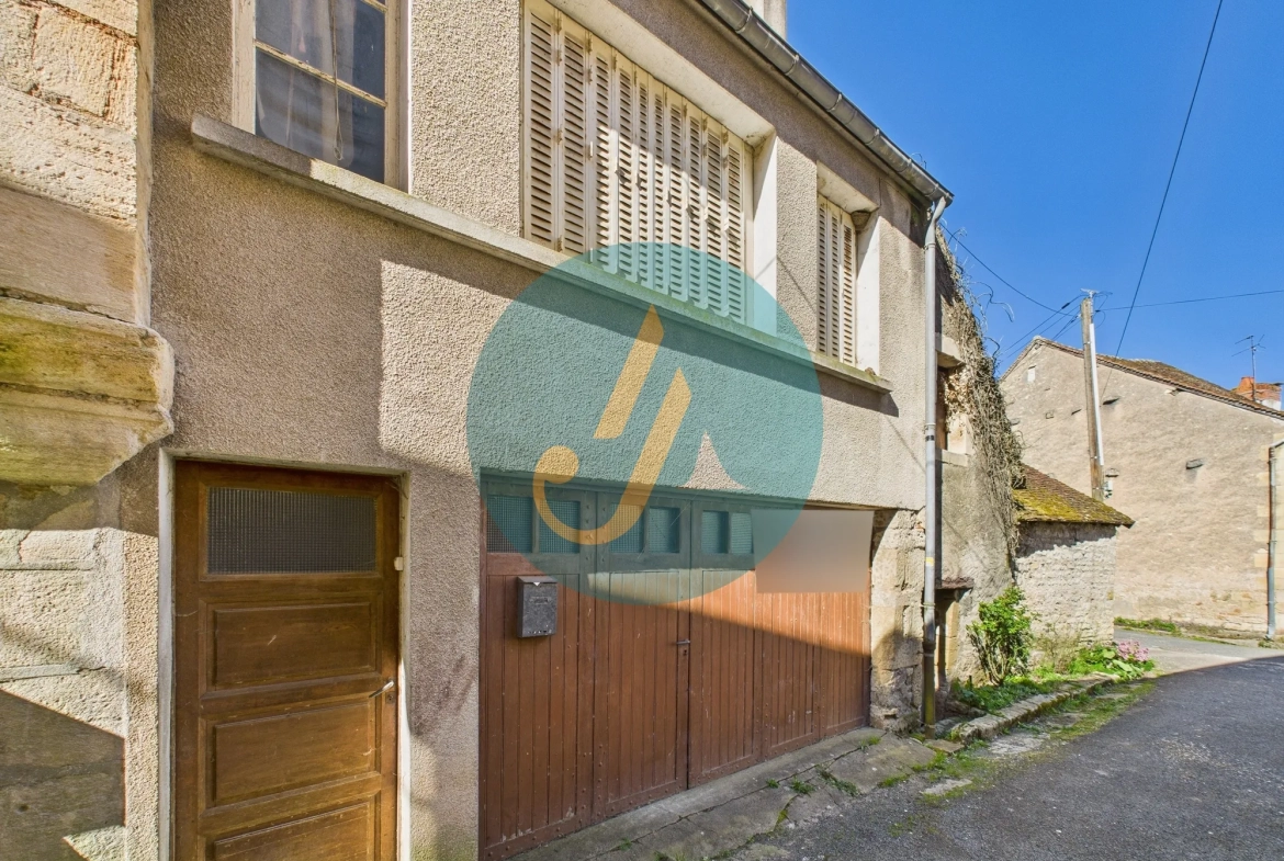 Maison de village à rénover à Donzy avec grand garage et potentiel 