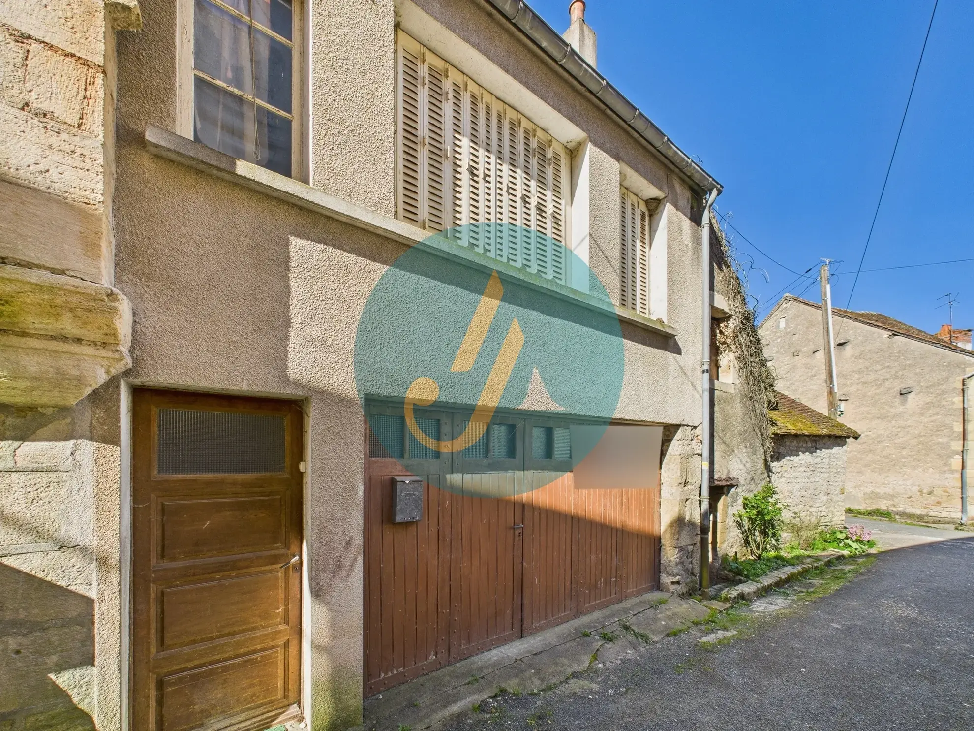 Maison de village à rénover à Donzy avec grand garage et potentiel 