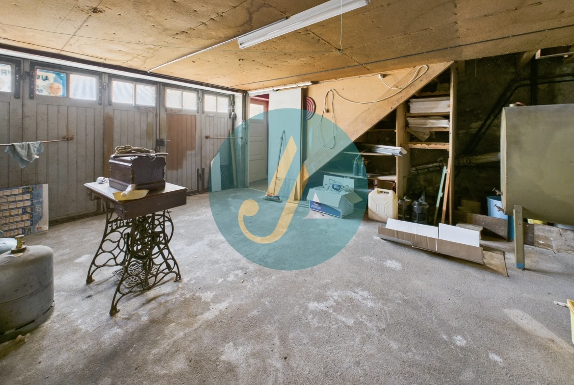 Maison de village à rénover à Donzy avec grand garage et potentiel 
