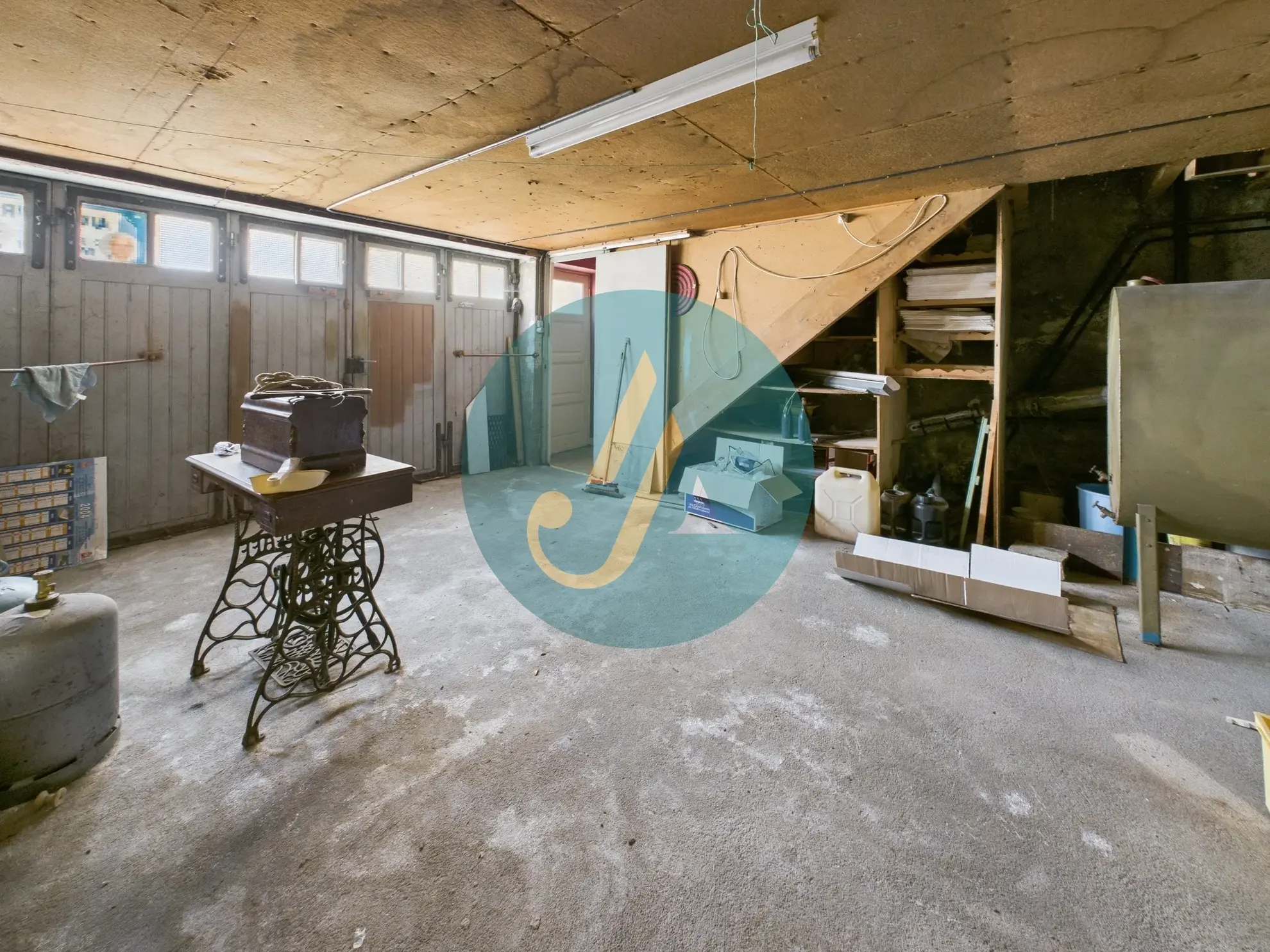 Maison de village à rénover à Donzy avec grand garage et potentiel 