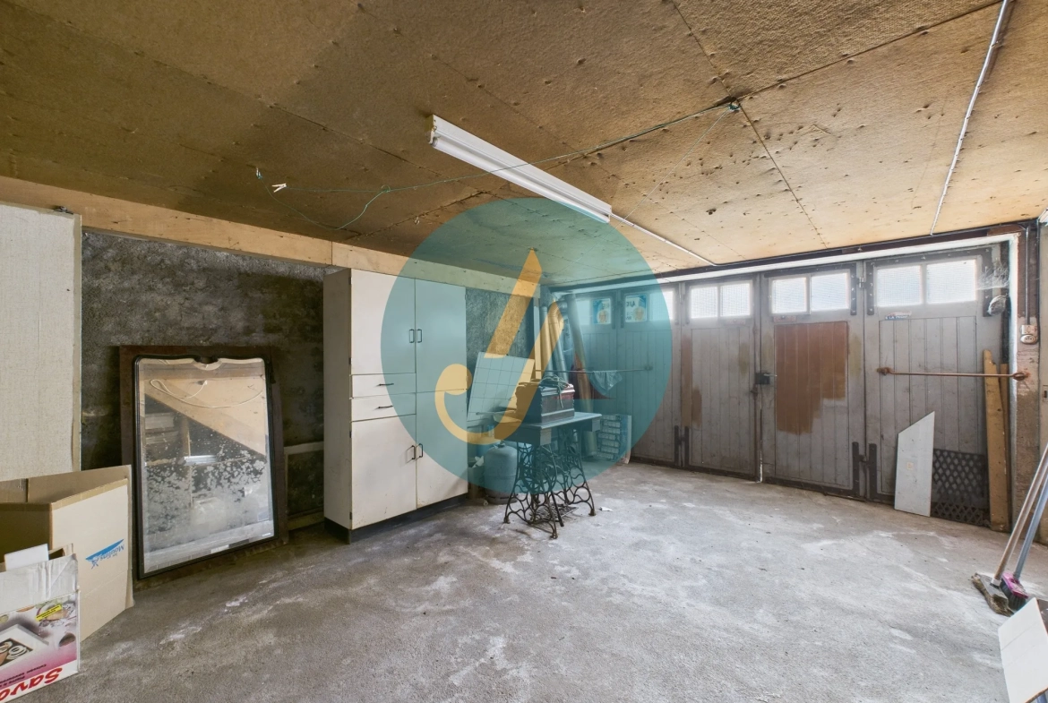 Maison de village à rénover à Donzy avec grand garage et potentiel 