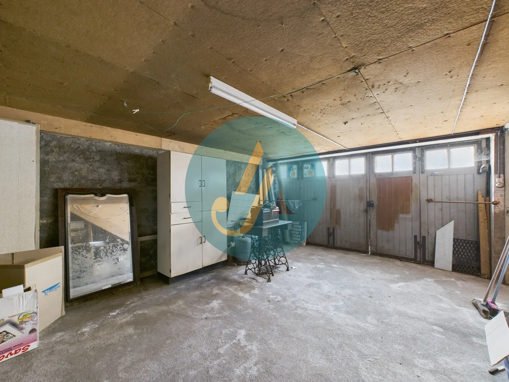 Maison de village à rénover à Donzy avec grand garage et potentiel 