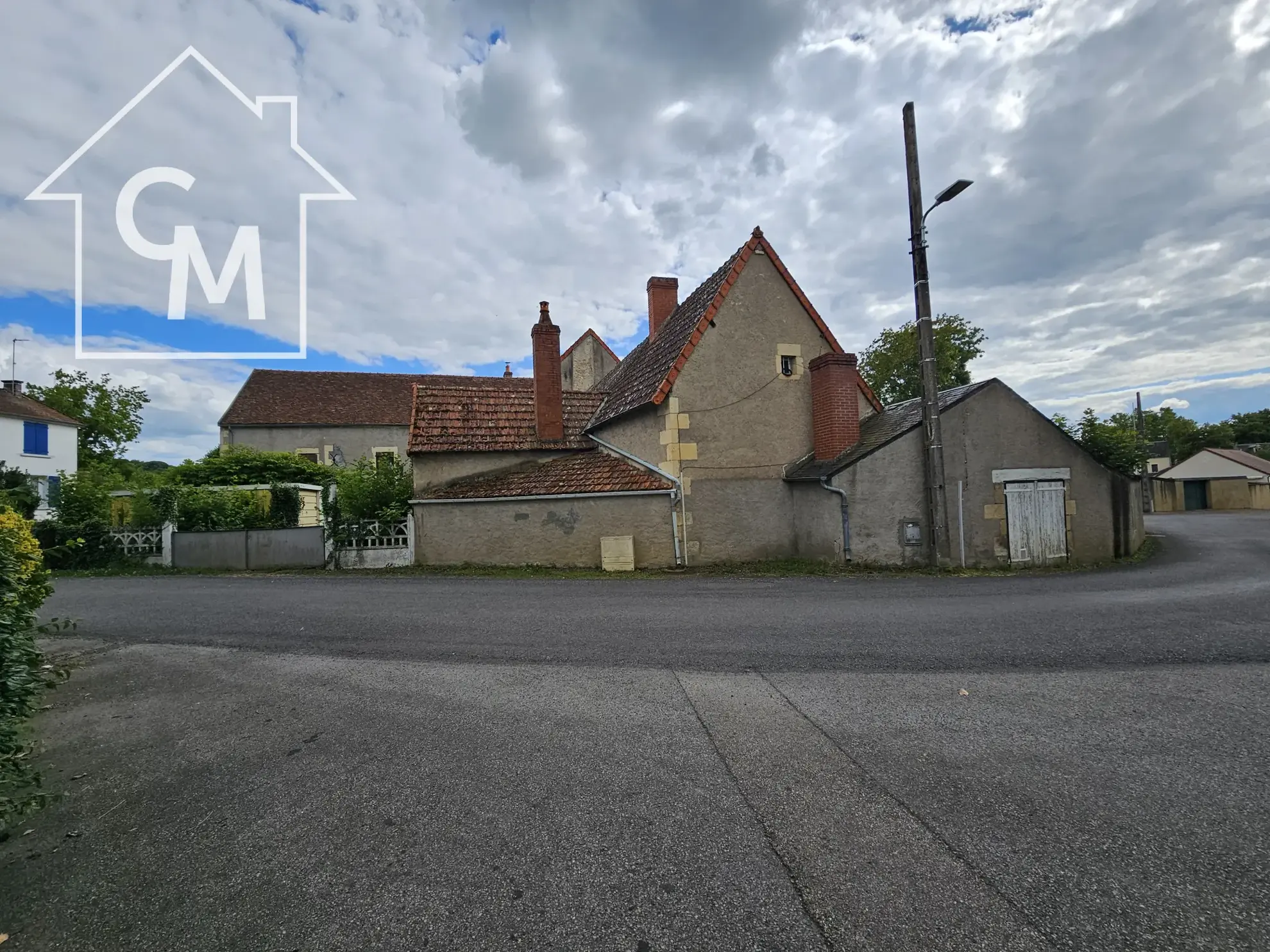 Maison spacieuse de 158 m² avec jardin, garage et dépendances à Pougues-les-Eaux 