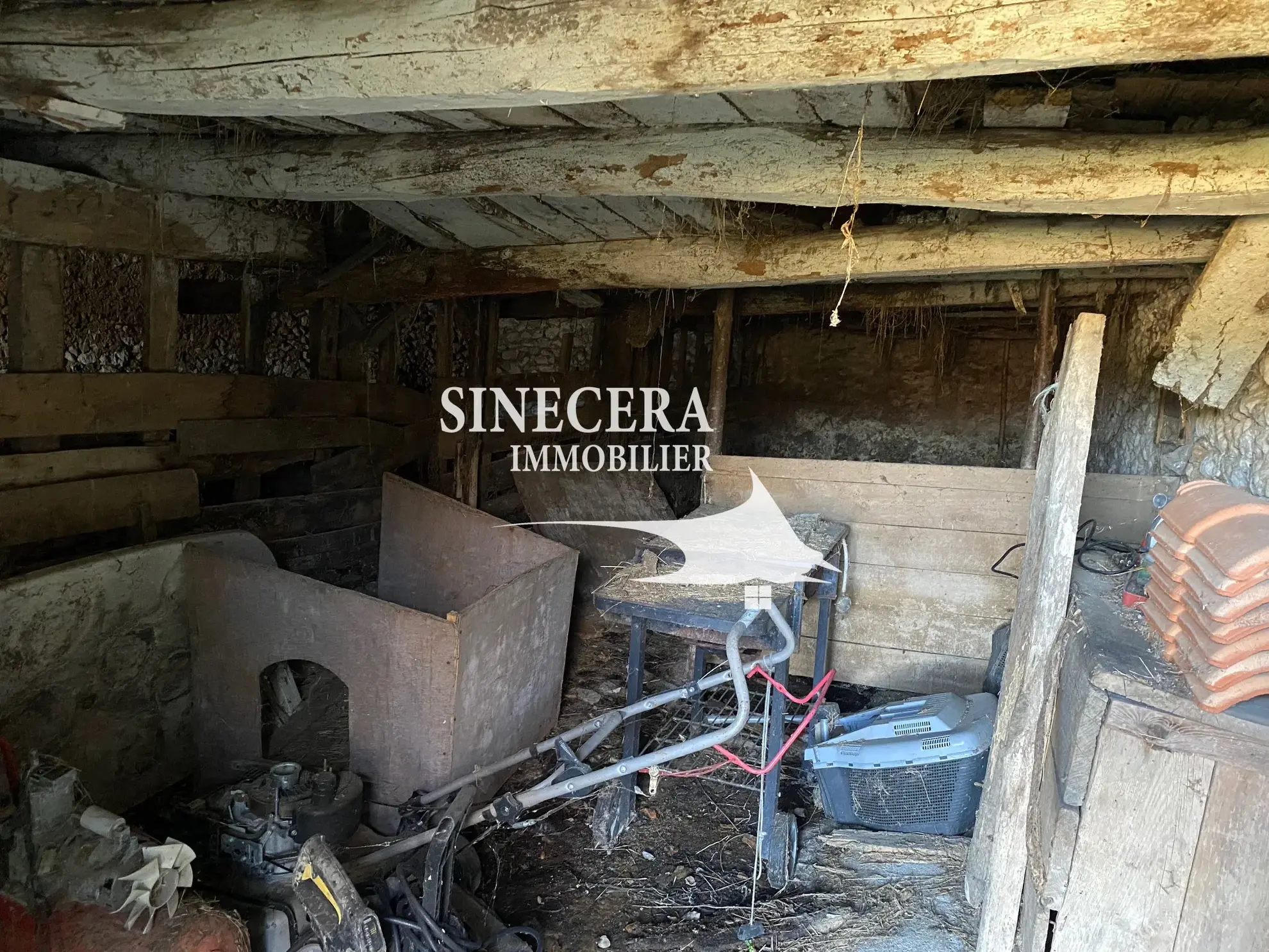 A vendre belle grange en pierre habitable avec terrain à Saint-Aquilin 24110 