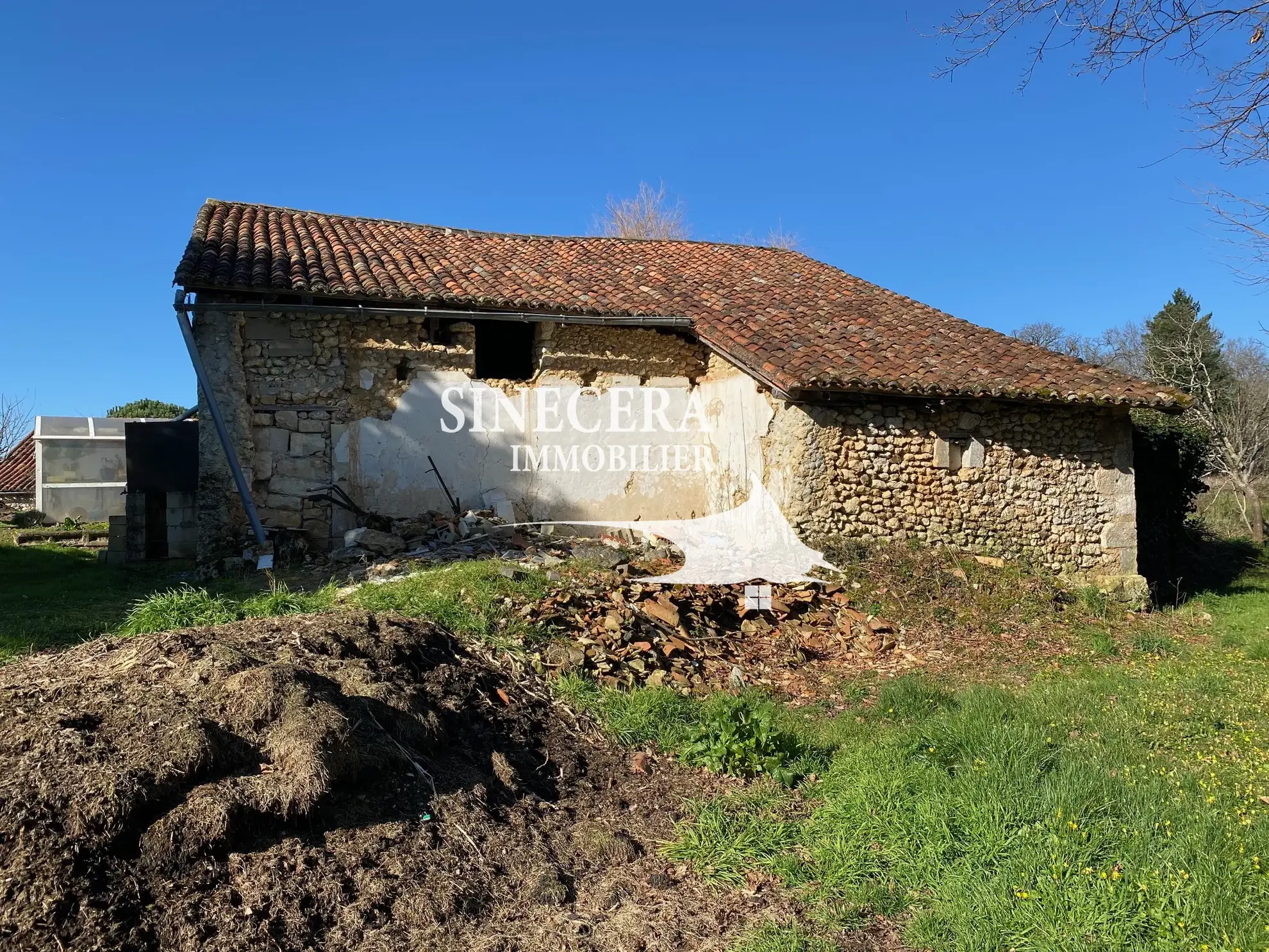 A vendre belle grange en pierre habitable avec terrain à Saint-Aquilin 24110 