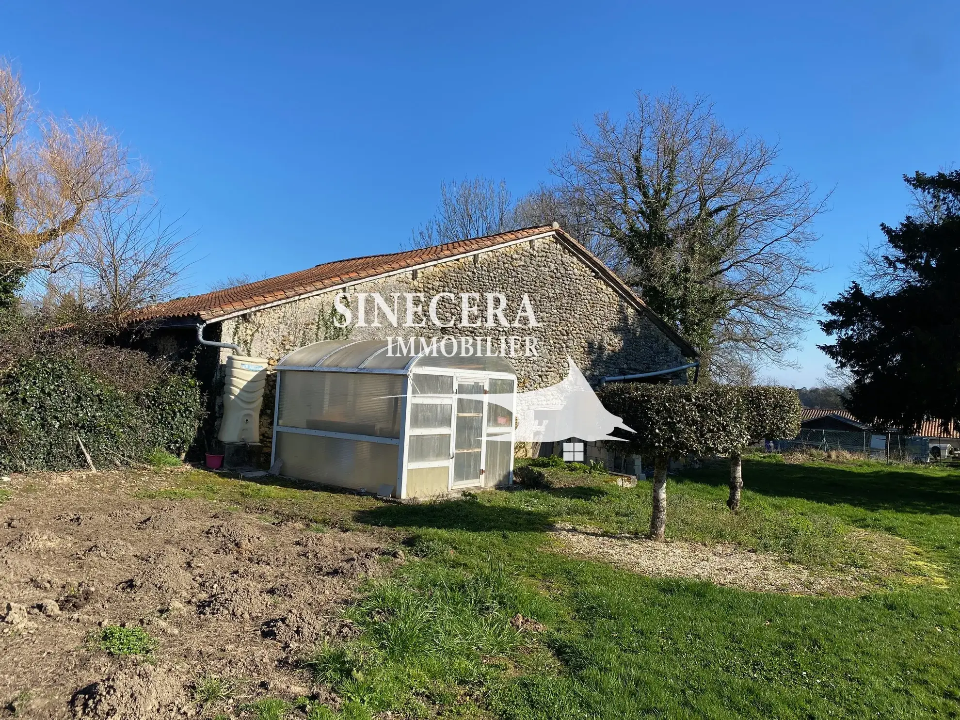 A vendre belle grange en pierre habitable avec terrain à Saint-Aquilin 24110 