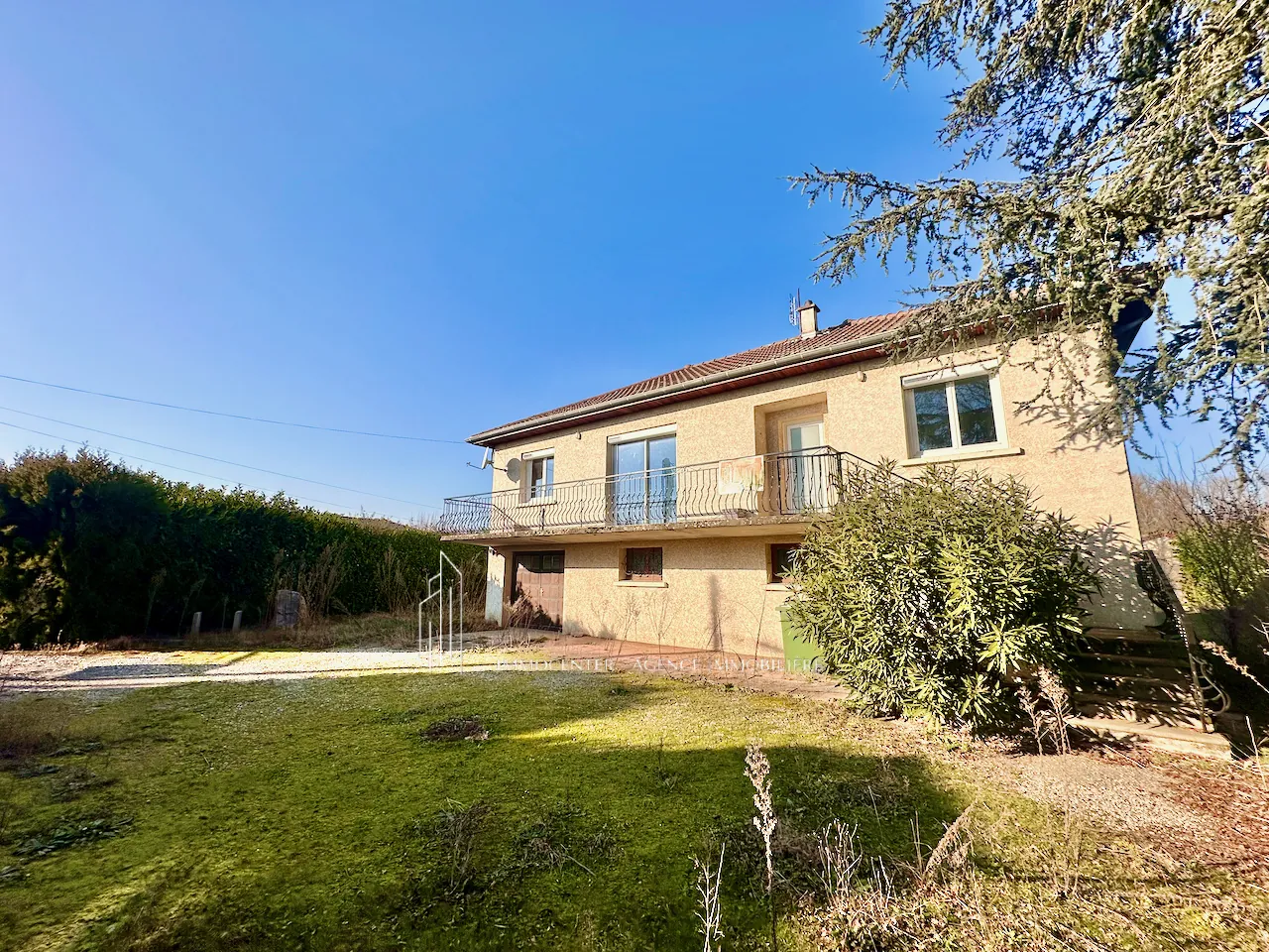 Maison de 100 m² avec grand terrain à Clonas-sur-Vareze - Opportunité à saisir 