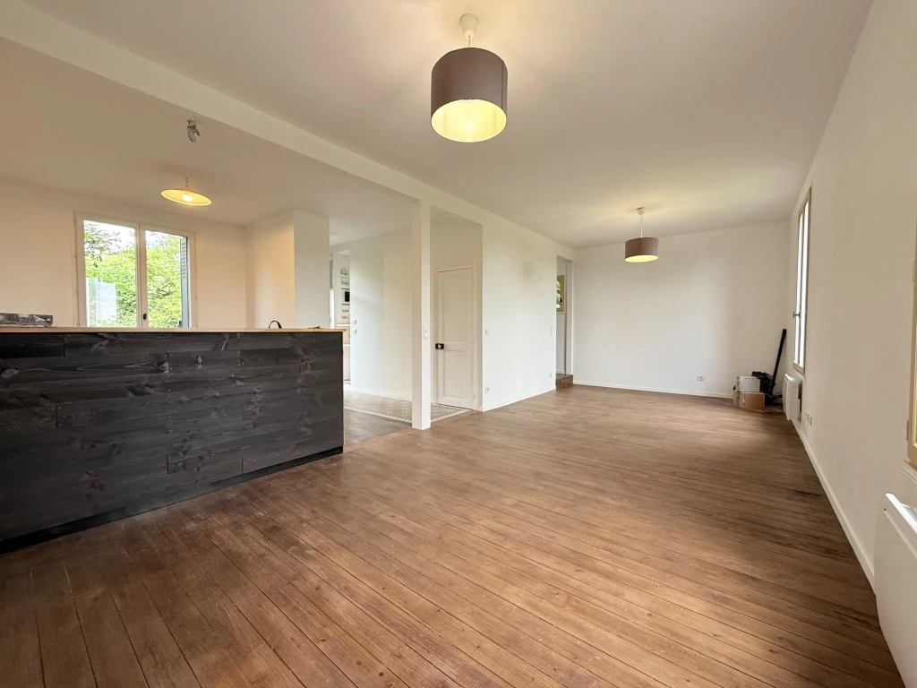 Maison rénovée de 87 m² avec grand terrain à Vierzon, quartier Nord