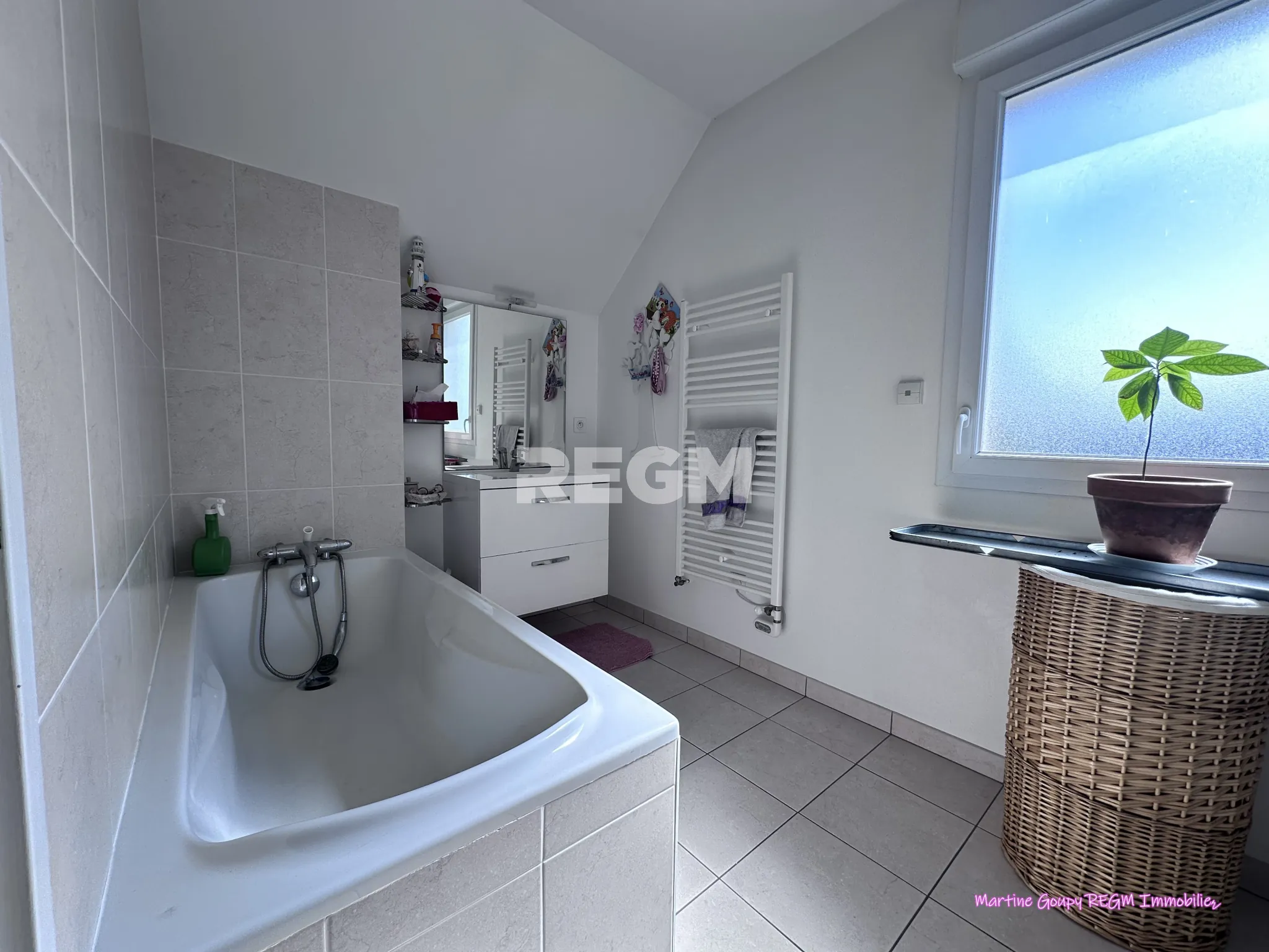 Maison récente de 96 m² avec jardin et garage à Saint-Denis-en-Val (45) 