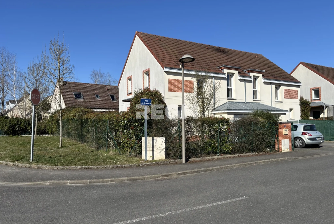 Maison récente de 96 m² avec jardin et garage à Saint-Denis-en-Val (45) 