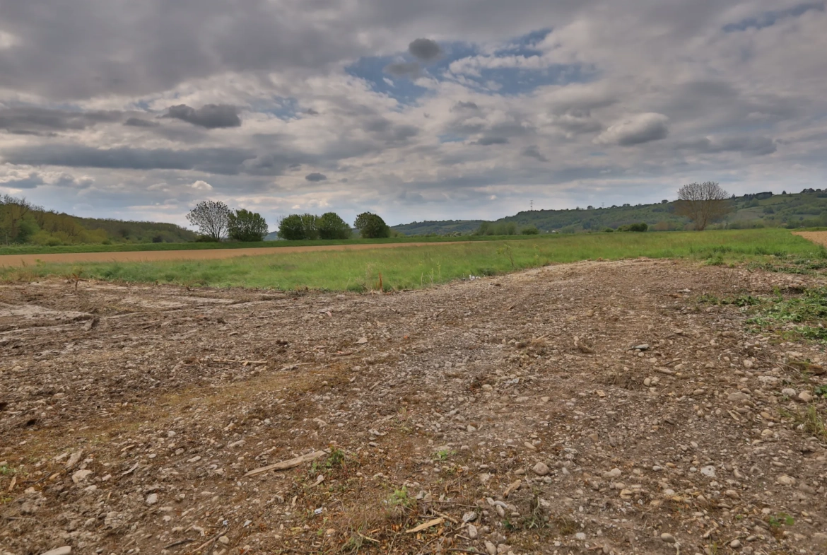 Terrain constructible de 1115 m² à Septème, viabilisé et plat 